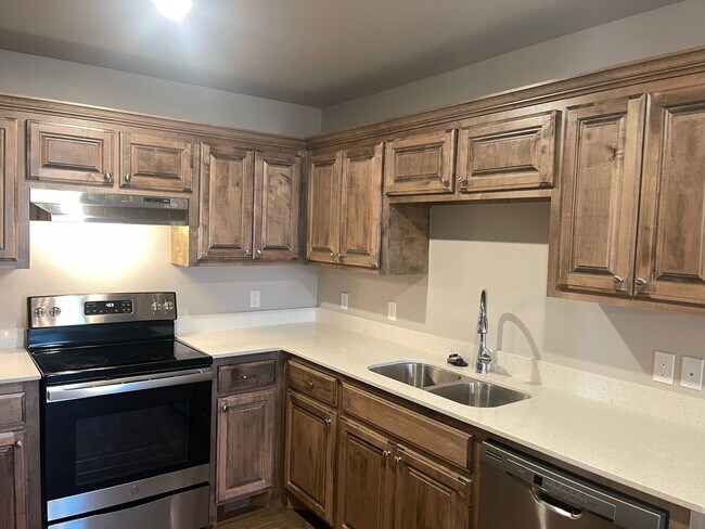 Building Photo - 55+ Community! 2 bedrooms, 2 full bathrooms, stainless appliances, quiet safe community for ages ...