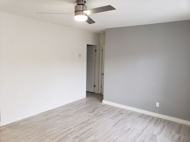 Building Photo - Newly Remodeled 1 Bedroom / Call or text O...