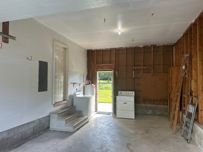 Garage - 3908 Devenwood Ave