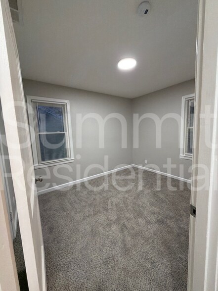 Building Photo - 3031 Linwood Ave