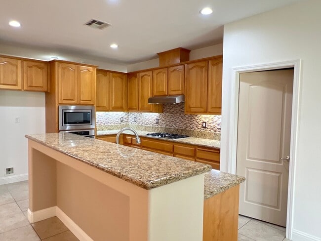 Building Photo - Northwest Bakersfield