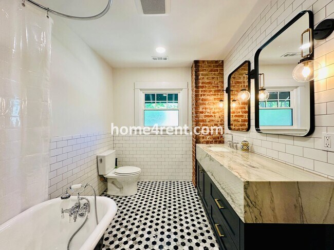 Building Photo - Beautiful, KCMO Home with Historic Charm, Updated Kitchen, Wood Floors and a Fenced Yard!