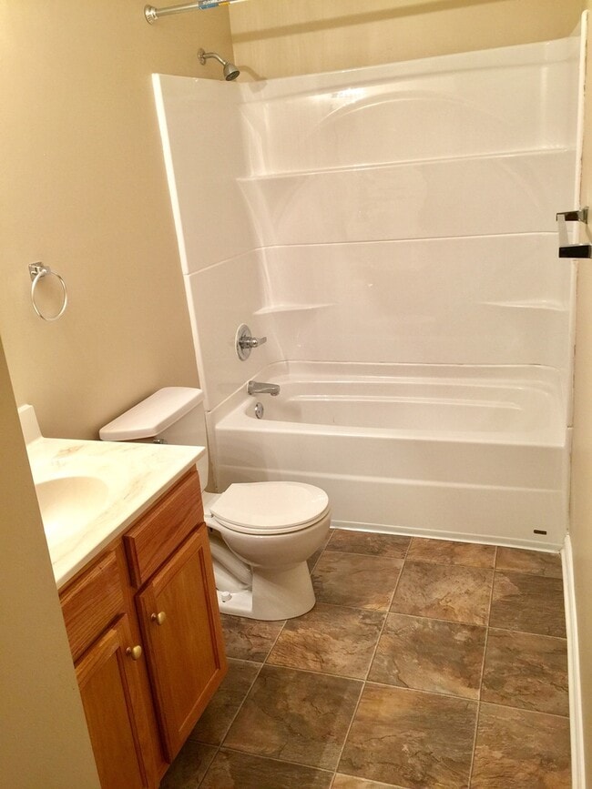 Building Photo - Beautiful Home in Quiet Cul-De-Sac Shelbyville! Basement!