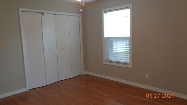 Building Photo - Centrally Located Fort Walton Beach Home with Great Base Accessibility!