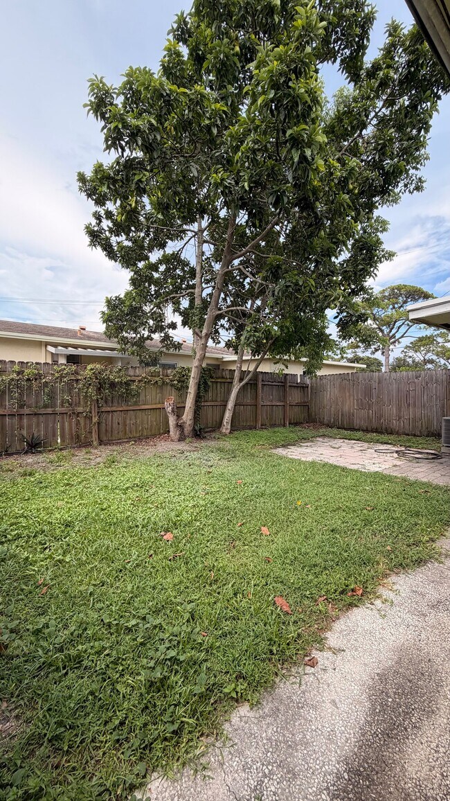 Building Photo - 1584 E Breezy Ln