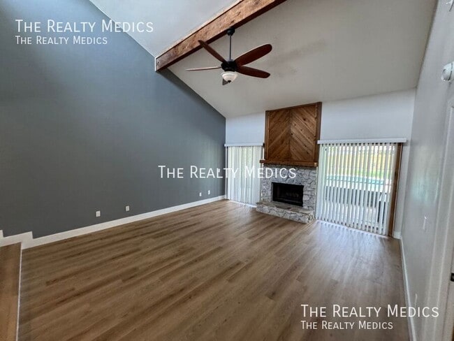 Building Photo - 107 S Deerwood Ave