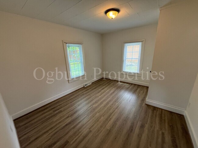 Building Photo - 3867 Leo St