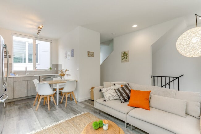 Building Photo - 128A W Florentia St