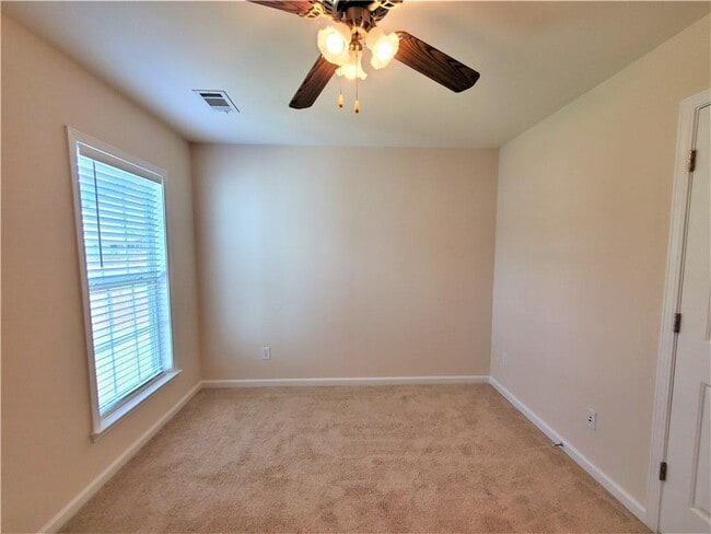 Building Photo - 545 Friars Head Dr NE