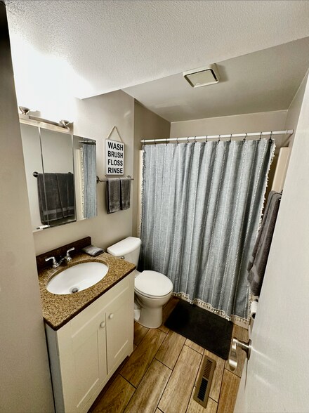 Building Photo - 5801 Williamsburg Way