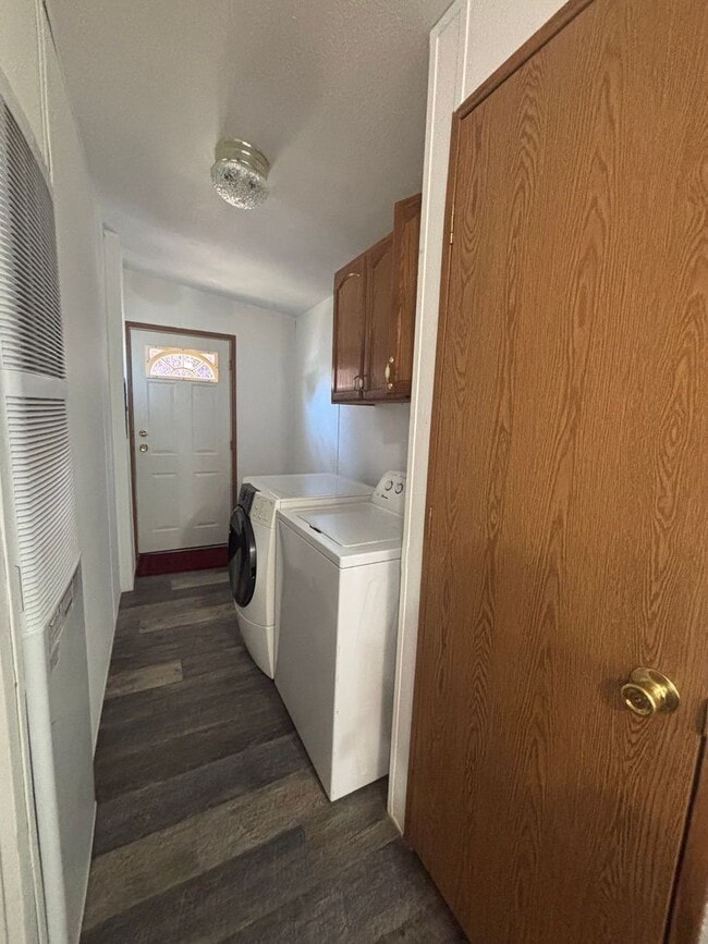 Building Photo - 3 Bedroom 2 bathroom
