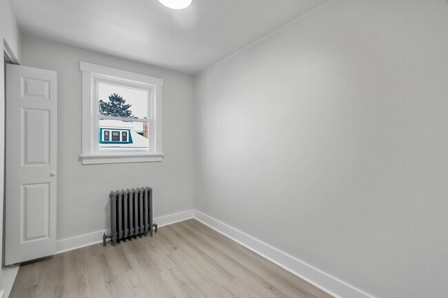 Building Photo - Renovated 3 bedroom home available NOW!