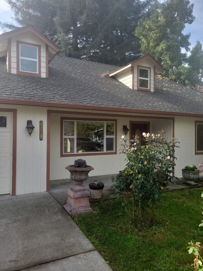 Primary Photo - Beautiful 3 bed/2 bath home in Rogue River...