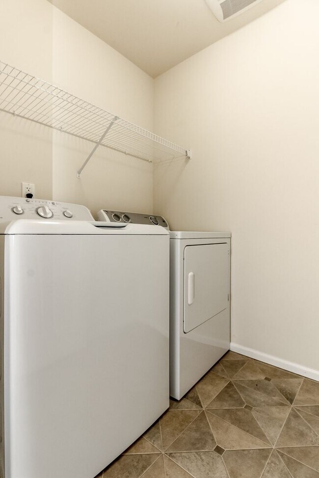 Building Photo - 3684 London Loop NE