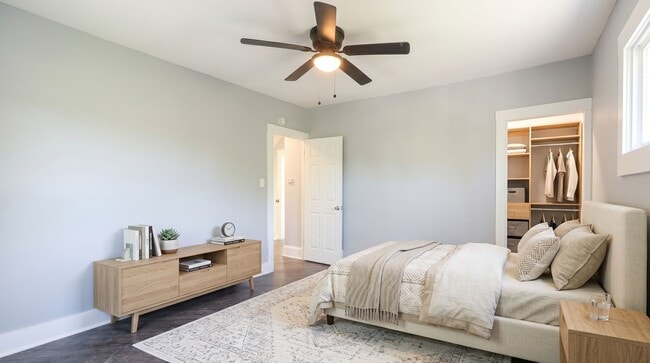 Building Photo - Large 4 bedroom 1.5 bathroom- EDEN and CMHA Section 8 Welcomed.