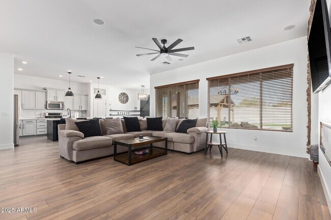 Building Photo - 8414 W Northview Ave