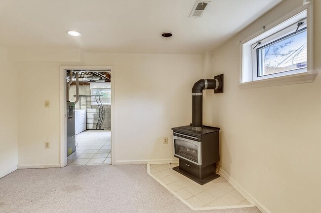 Building Photo - Updated and Ready for Move In