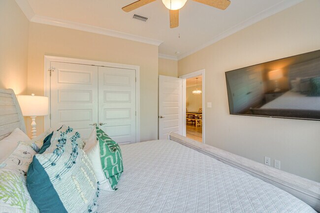 Building Photo - 13941 Del Rio Dr