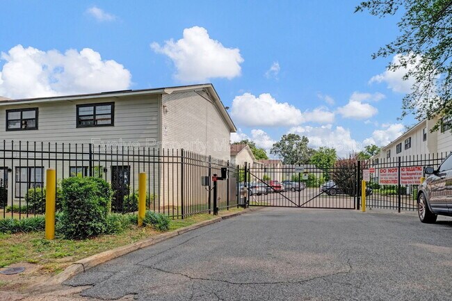 Building Photo - 696 Hobbs Dr