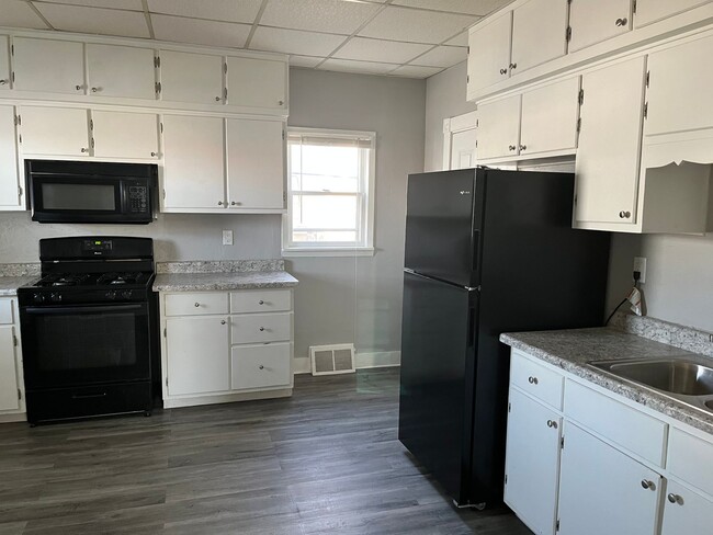 Building Photo - 3 bedroom remodeled home in Davenport near...
