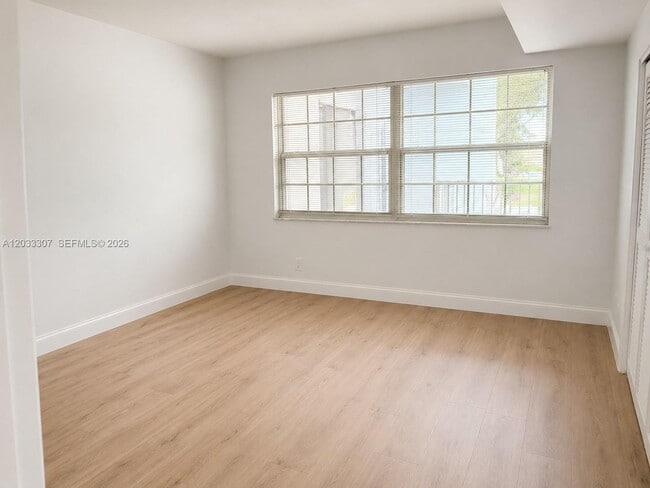 Building Photo - 4261 W Palm Aire Dr