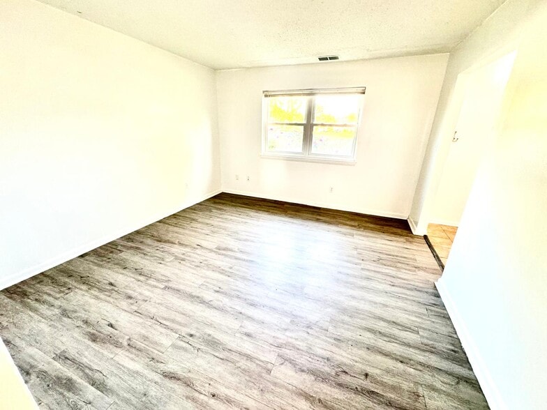 Building Photo - 725 Alder Cir