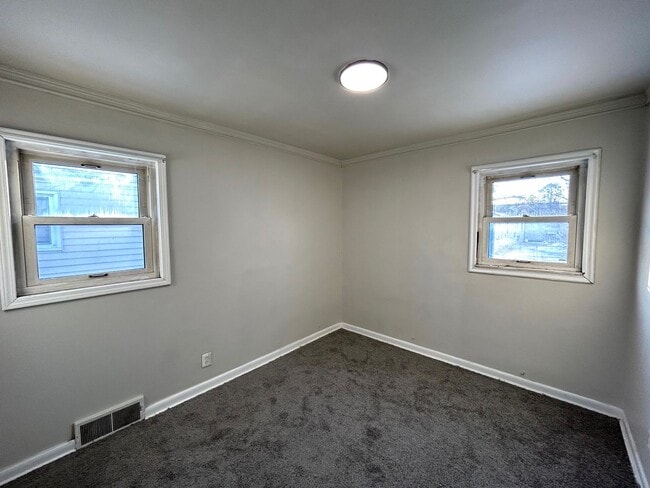 Building Photo - Lovely 3 Bedroom 1 Bathroom now available for rent