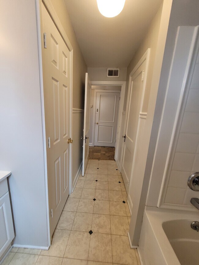 Building Photo - 104 S Main St