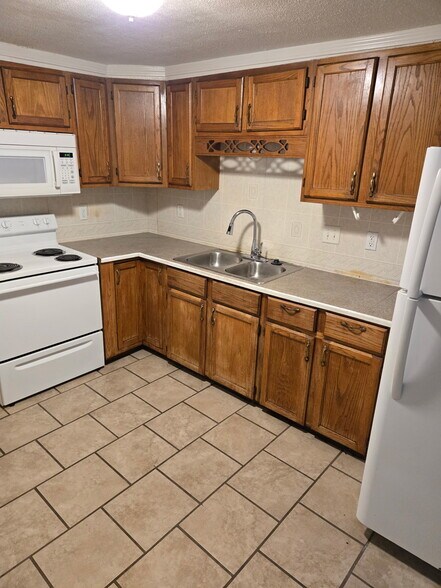 Building Photo - 617 S Lake Dr