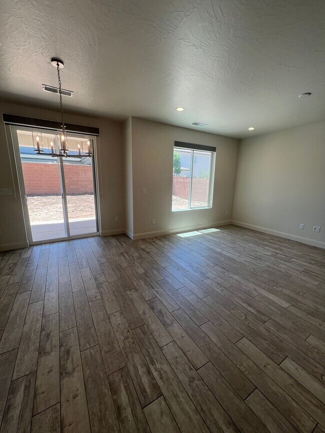 Building Photo - Stunning 5 bedroom, 2.5 bathroom home in d...