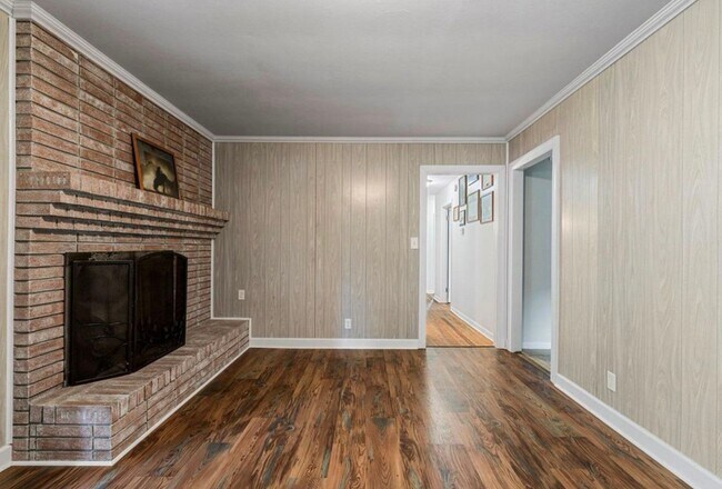 Building Photo - 3 Bed/2 Bath Home with 2 Car Garage