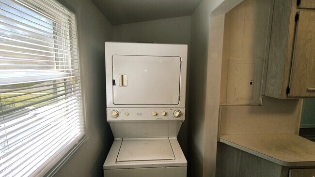 Building Photo - Newly Renovated 2BR/1BA | Jacksonville 32205