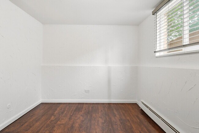 Building Photo - $1,520.95 - 2 bed, 1 bath updated ground floor Condo in Lakewood with In Unit Laundry