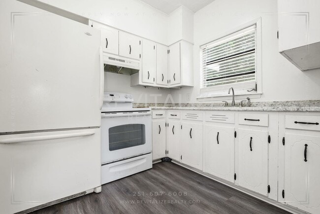 Building Photo - 202 1st St