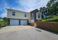 Building Photo - 4 Bedroom home close to Leonardwood!
