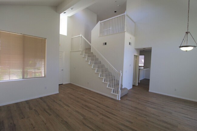 Building Photo - Large Ventura Home with Community Pool
