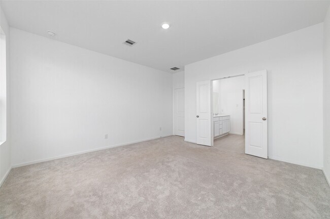 Building Photo - 830 Heaven Dr