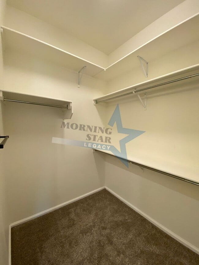 Building Photo - Stunning 4 bedroom, 2.5 bath house - 3 car...