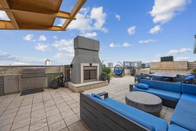 Building Photo - 2000 Bagby St