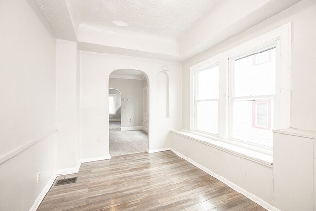 Building Photo - 5 BED 2 BATH BEAUTIFUL SINGLE FAMILY HOME ...