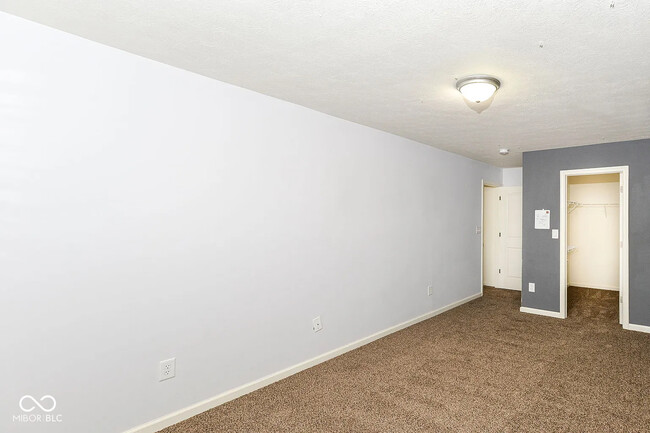 Building Photo - 9651 Calamus Dr