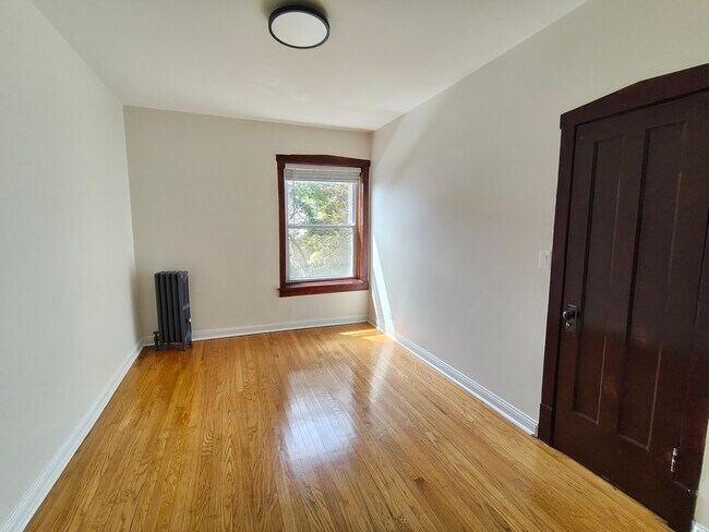 Building Photo - 1646 W Albion Ave