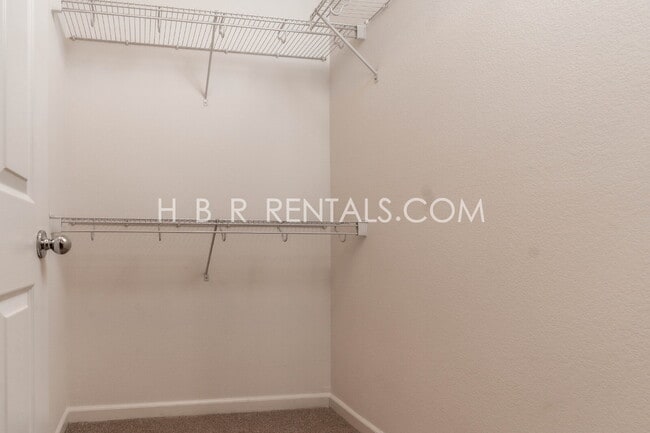 Building Photo - Comfort, Convenience & Space — Tracy Living at Its Best