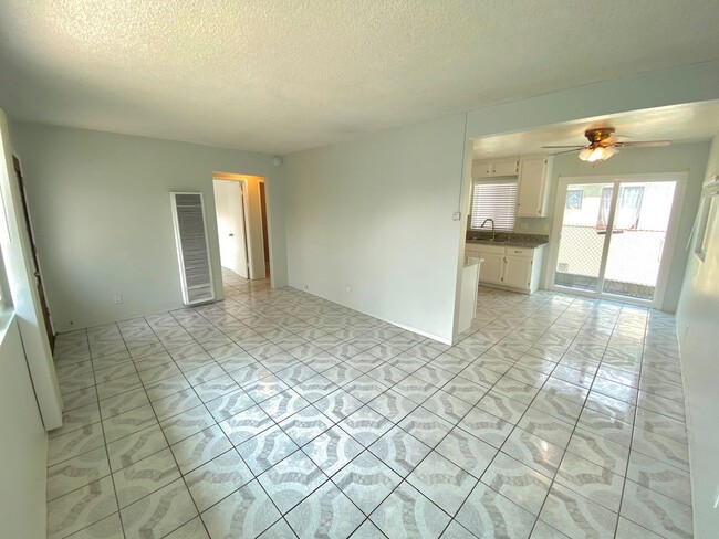 Building Photo - **Large 4 Bedroom, 2 Bathroom in East LA**