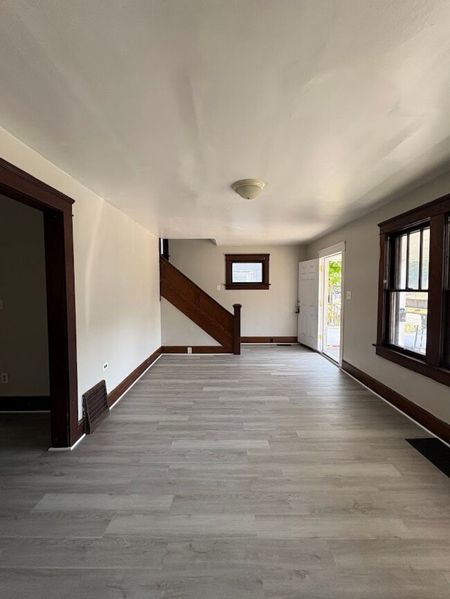 Building Photo - Three bedroom one bathroom home for rent