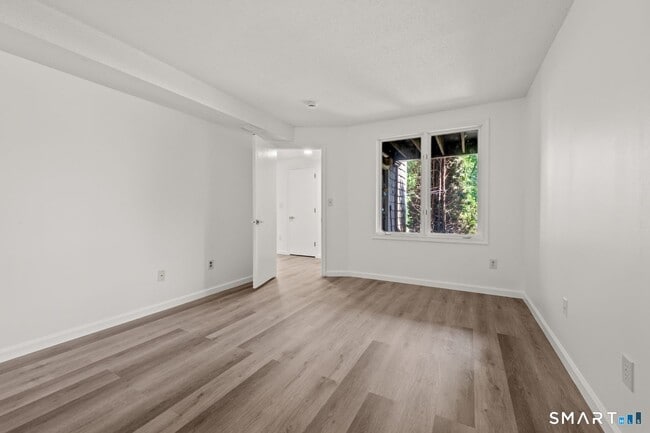 Building Photo - 20 Little Oak Ln
