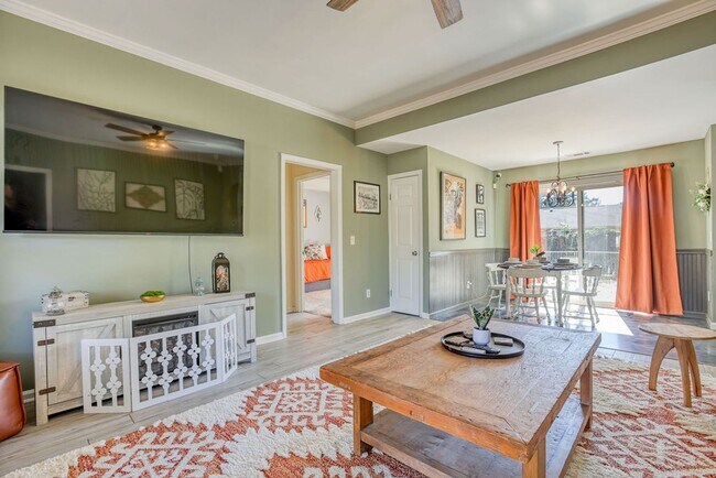 Building Photo - 3 BED | 3 BATH | POOLER | FURNISHED