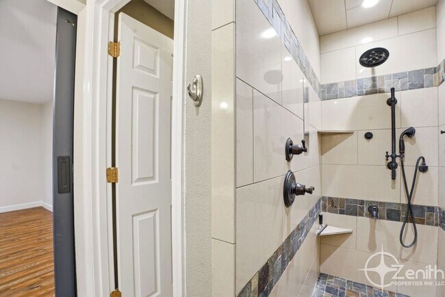 Building Photo - 13902 NE Piper Rd