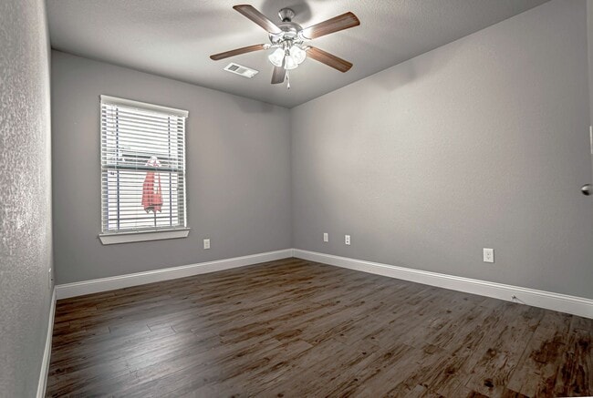 Building Photo - Perfect Bentonville Home!