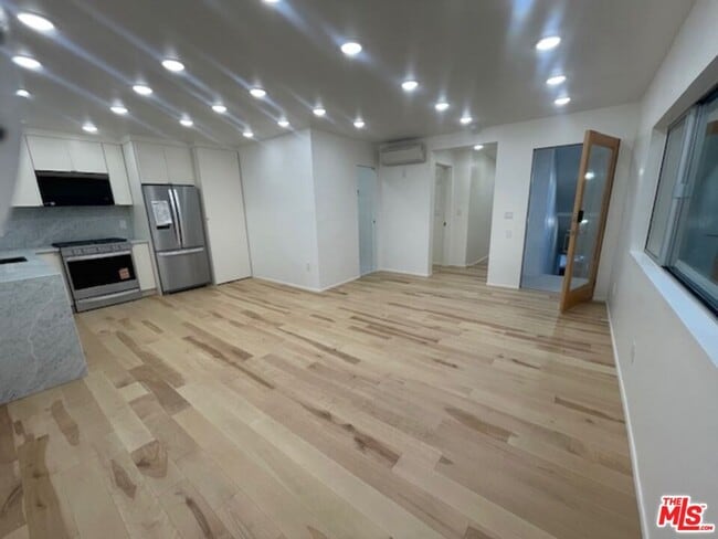 Building Photo - 245 Windward Ave